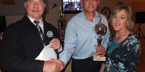 Verdienstelikheidstrofee aan Johan en Suzette Wiese